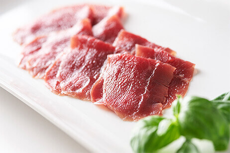 栄養が豊富で赤みのおいしさが際立つ「ダチョウ肉」