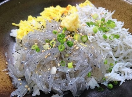 『江ノ島ハルミ食堂』の逸品料理「釜揚げしらすと生しらすの二色丼」