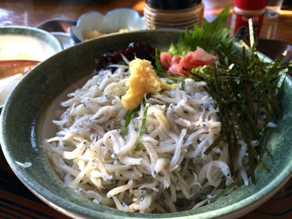 『江ノ島　魚見亭』の一品料理「釜揚げシラス丼」